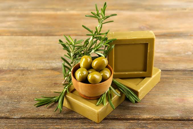 Pourquoi le savon d’huile d’olive nettoie-t-il si bien ?